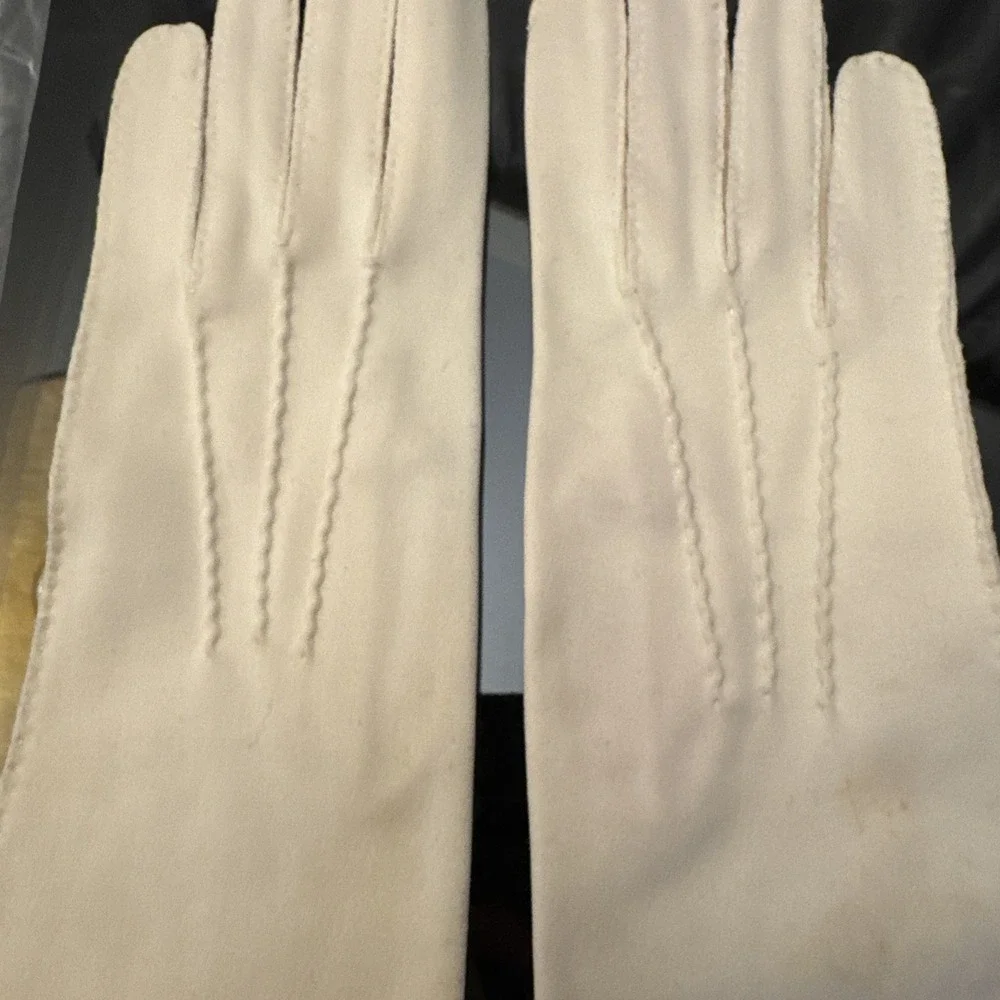 Vintage Gloria Ladies Gloves Ivory Straight Flared Edge W Packaging SZ 5.5/6